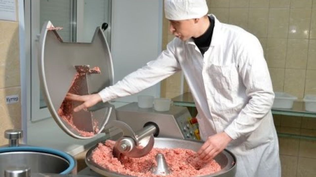 Производство натуральной сырокопченой колбасы. 